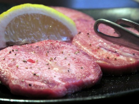 牛タン食べ放題vs牛ホルモ
