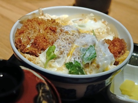 アホ「カツ丼は煮込むせいでカツ