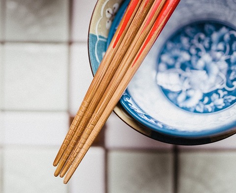 一人暮らしワイ、お箸を使わずに食べ