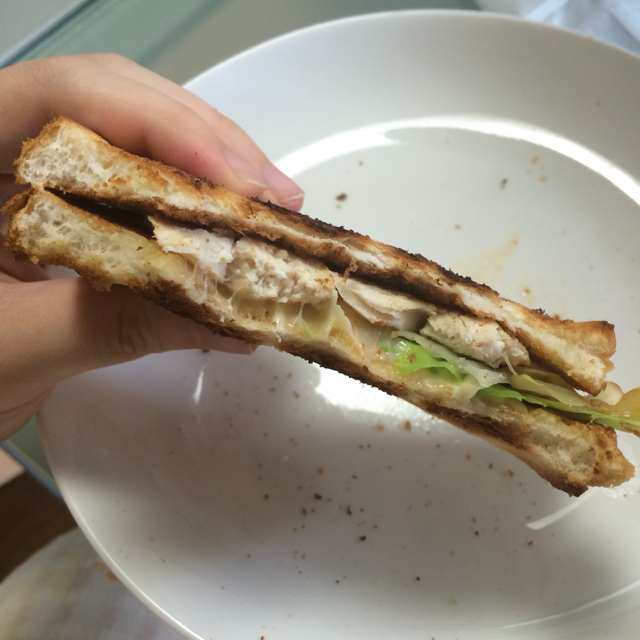 彼氏のサンドイッチ速報 最近のはピリ辛 ごはんの頂