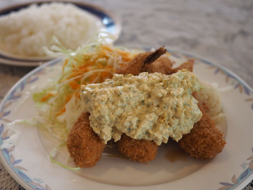 食べ応え満点の極太エビフライに大量タルタルソースが乗った超お得な日替わりランチ！　南森町　「紅梅ダイナー」