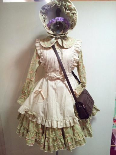 ☆エプロン付花柄セーラーワンピース入荷のお知らせ