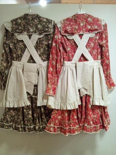 ☆エプロン付花柄セーラーワンピース入荷のお知らせ