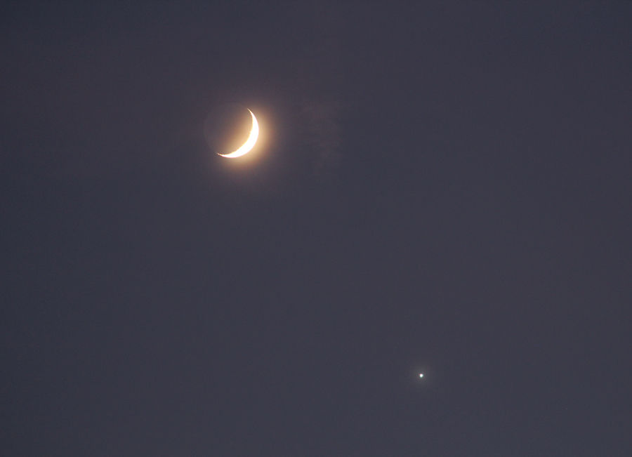 夕方の西空で接近した月と金星 Blue Stars