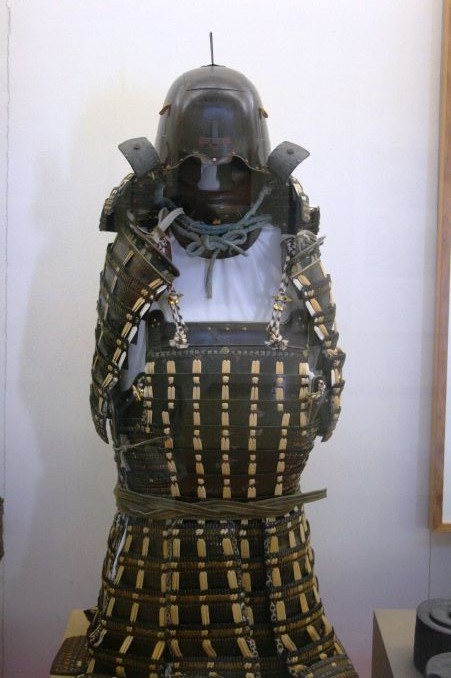 昔の鎧、鉄製 稲葉一鉄の鎧兜と鎧櫃 : Blue Stars