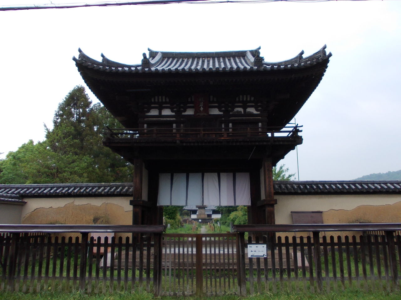 般若寺楼門 軽やかな一間一戸楼門 目移りのする散歩 般若寺楼門 軽やかな一間一戸楼門 目移りのする散歩