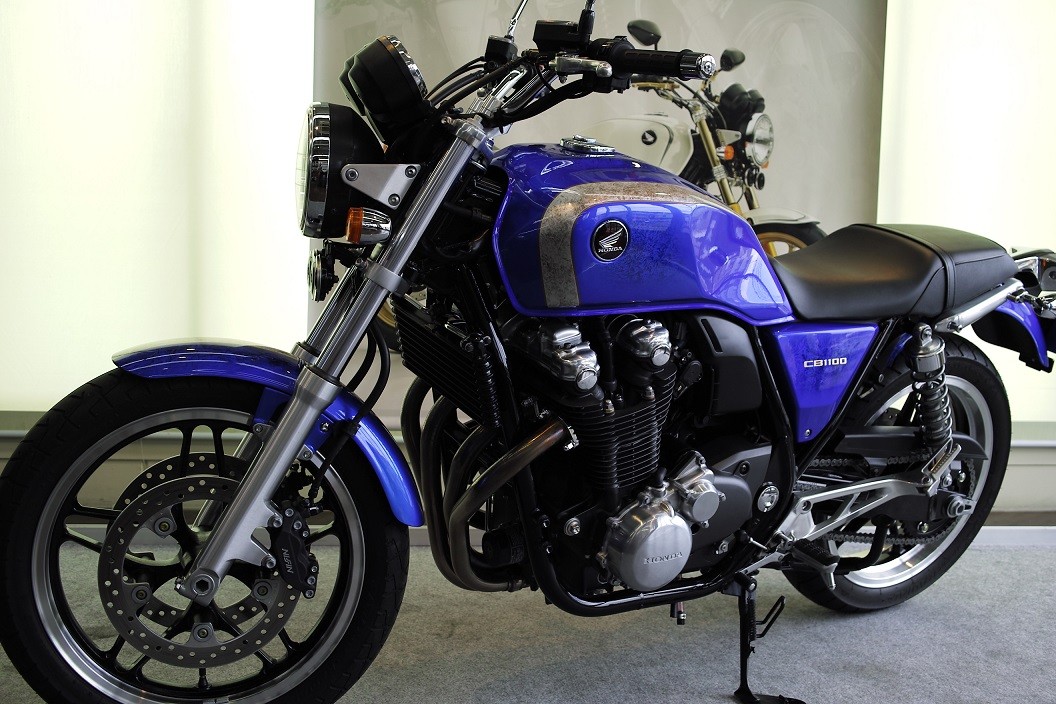 Cb1100 ブルーgラップ塗装 完成写真 モトファクトリーガルムの日記 Cb1100 ブルーgラップ塗装 完成写真 モトファクトリーガルムの日記