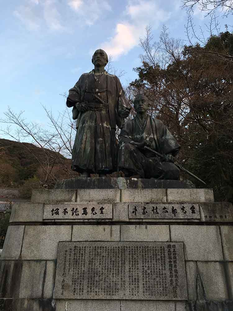 円山公園内の坂本龍馬と中岡慎太郎の像