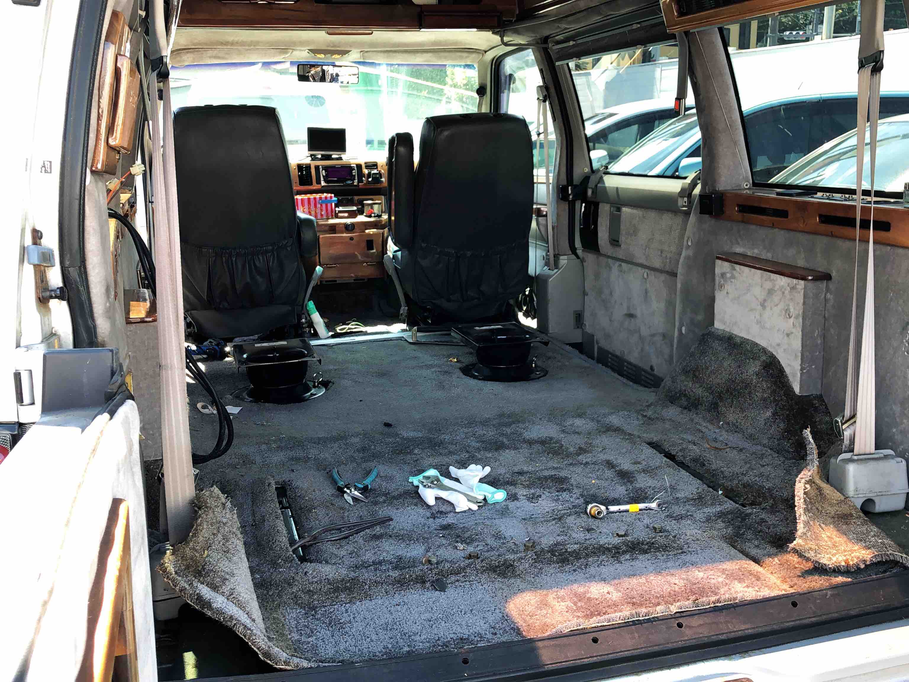 シボレーアストロの床のフローリング加工 エムジービークリエイティブ 東京都 町田市 中古車販売 買取 シボレーアストロの床のフローリング加工 エムジービークリエイティブ 東京都 町田市 中古車販売 買取
