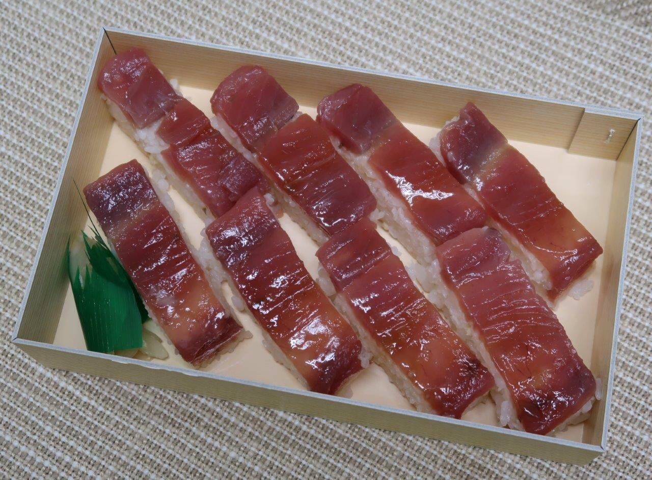 脂のりの良い鰯の濃厚な旨みとバッテラ昆布の粋 炙りによって華やかになった脂 の香りに心踊る 鰯と炙り鰯の押し寿司 人形町 志乃多寿司総本店 Mgmfanのブログ 脂のりの良い鰯の濃厚な旨みとバッテラ昆布の粋 炙りによって華やかになった脂 の香りに心踊る 鰯と炙り鰯の押し寿司 人形町 志乃多寿司総本店 Mgmfanのブログ