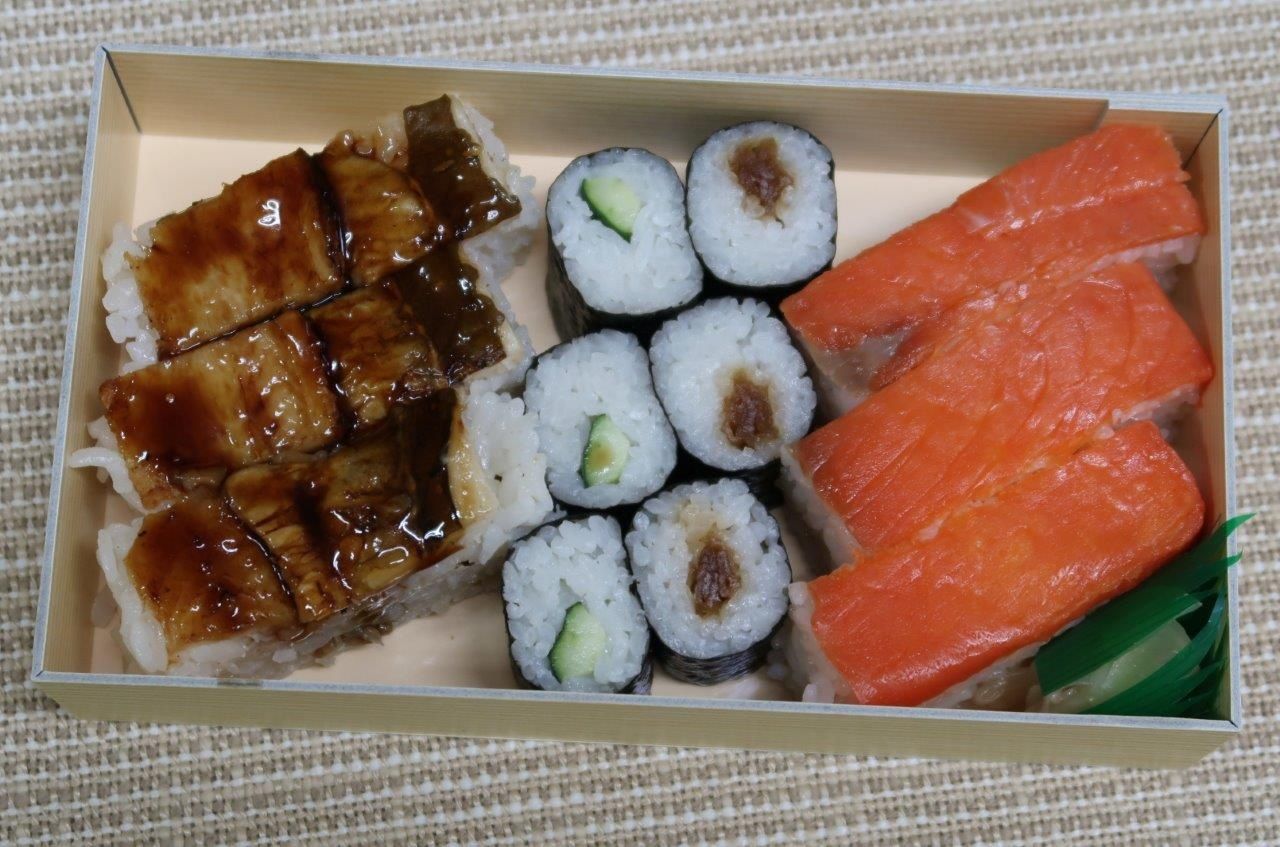 脂のりの良い鰯の濃厚な旨みとバッテラ昆布の粋 炙りによって華やかになった脂 の香りに心踊る 鰯と炙り鰯の押し寿司 人形町 志乃多寿司総本店 Mgmfanのブログ 脂のりの良い鰯の濃厚な旨みとバッテラ昆布の粋 炙りによって華やかになった脂 の香りに心踊る 鰯と炙り鰯の押し寿司 人形町 志乃多寿司総本店 Mgmfanのブログ