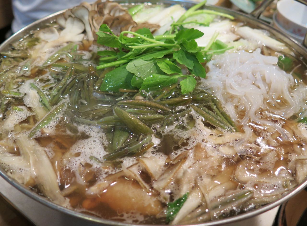 ６ ８月限定の じゅんさい鍋 舌の上をしなやかに跳ね回りながら