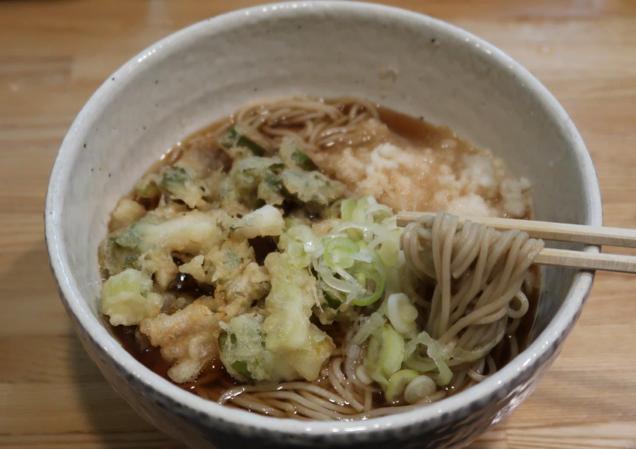 立ち食いそばのno 1の呼び声も高く かき揚げの繊細な表情 まろやかなかえしの使い方も絶妙です 人形町 福そば Mgmfanのブログ