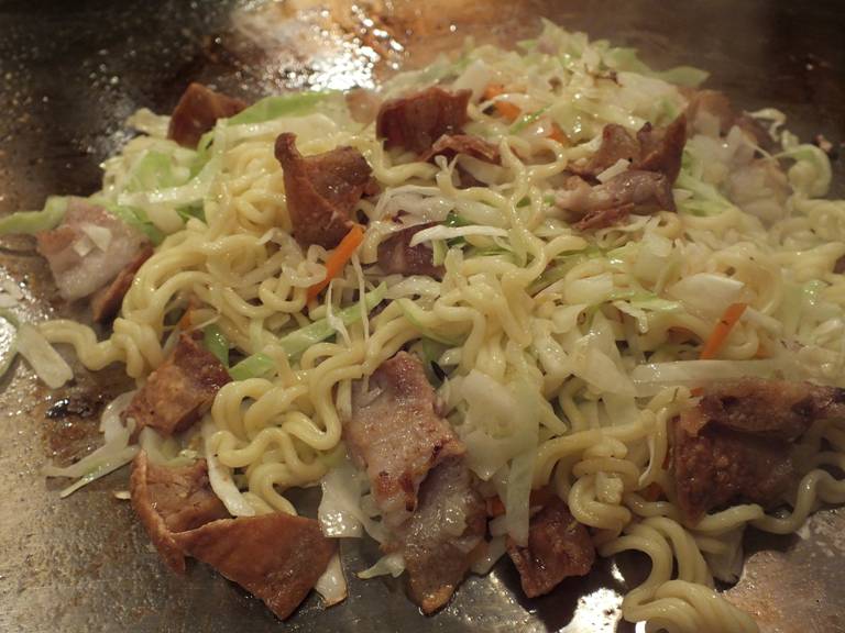 酒呑みが震え上がるほど香ばしい 豚肉と野菜 油かすの旨みの結晶 油かす入り そばめし 新大久保 関西風お好み焼き おうさか苑 Mgmfanのブログ