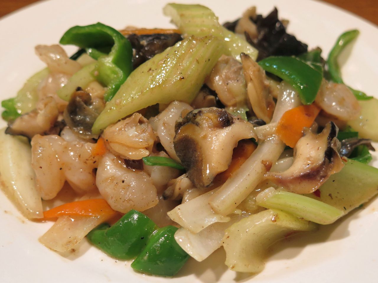 海鮮三種の豊潤 たっぷり野菜の心地よい食感の連鎖 これは贅沢な味わい 海鮮三種と彩り野菜の香り炒め 東中野 福建家庭料理 旬の香 Mgmfanのブログ