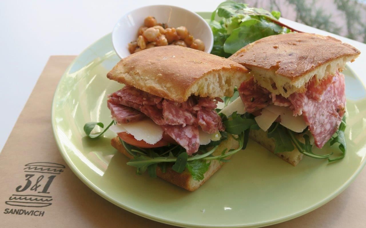 イタリア産サラミは ネットリ めくるめく官能的な旨み 西荻窪 3 1 Sandwich トレ エ ウーノの イタリア産サラミとペコリーノチーズ トマト ルッコラのサンドイッチ Mgmfanのブログ