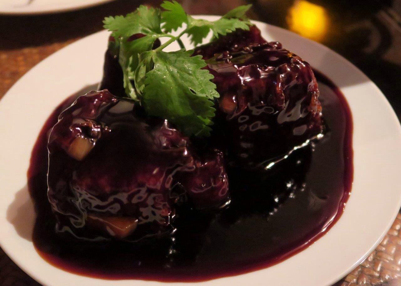 大皿にドカッと鎮座する塊肉！「黒酢風特製酢豚」 「陳さんの村の 