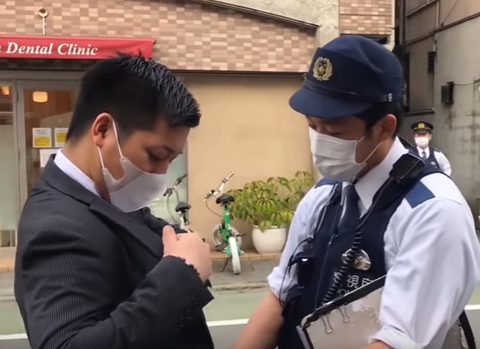 【闇】飯塚幸三宅で抗議したYouTuber、数分で大量の警察&署長まで押しかけ連行される