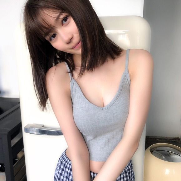 【グラビア】乃木坂46・生田絵梨花、セカンド写真集オフショット公開　美肌キャミ姿！