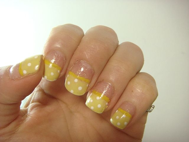 レモンイエローのドットネイル 広く深く