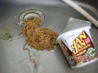 カップ焼きそばjanjanを 広く深く カップ焼きそばjanjanを 広く深く