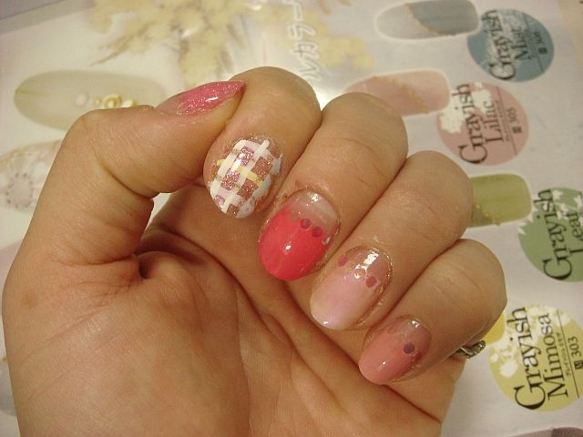 ピンクのネイルとベタっこネイルパーツ 広く深く