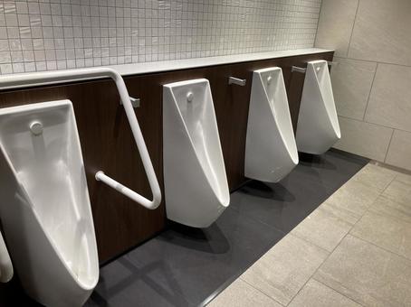 駅のトイレでおしっこをしてた男性のおしっこを手ですくって飲んだ介護士(57)が逮捕される