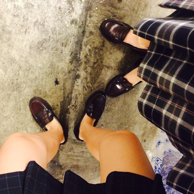 【画像】女子高生の靴下、どんどん短くなりついに履かないのが流行る