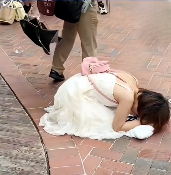 【画像】ディズニーランドでトイレが我慢できなかった女性、地面に突っ伏して大泣き