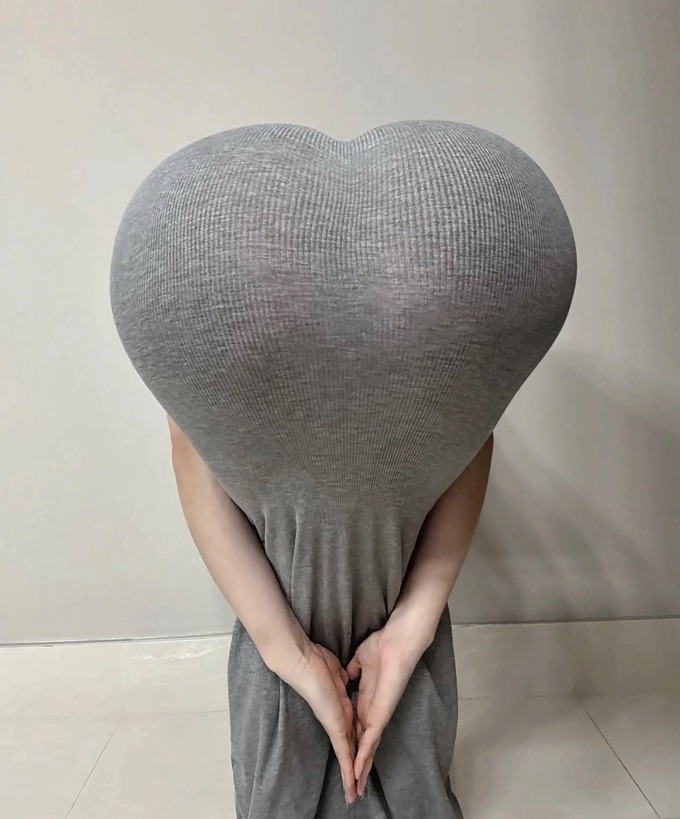 【朗報】女性達の間で『お尻ハートポーズ』が大流行中！！