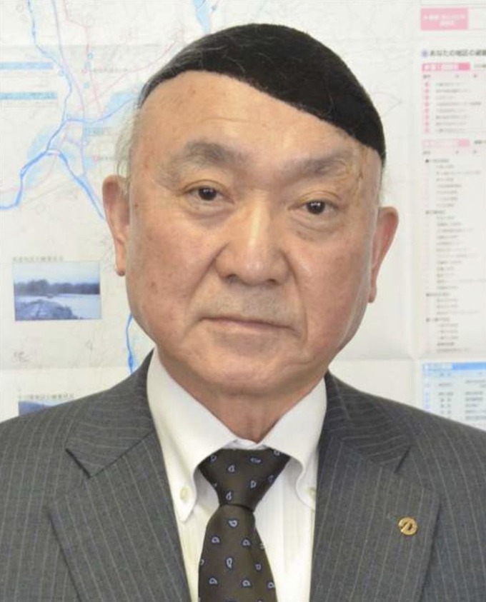 髪の毛なのか帽子なのか意見が真っ二つに分かれるおっさんが発見される