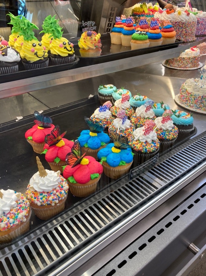 【画像】アメリカのカップケーキ屋さん、めっちゃ楽しそう
