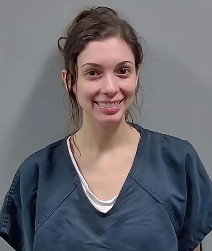 【悲報】美女さん、色んな場所で放尿しまくって逮捕される