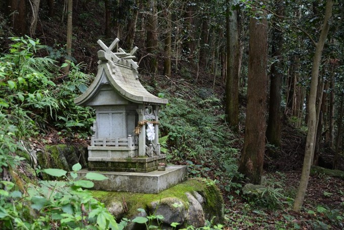 【動画】不良少女がイタズラで祠を蹴り倒した結果ｗｗｗｗｗｗ
