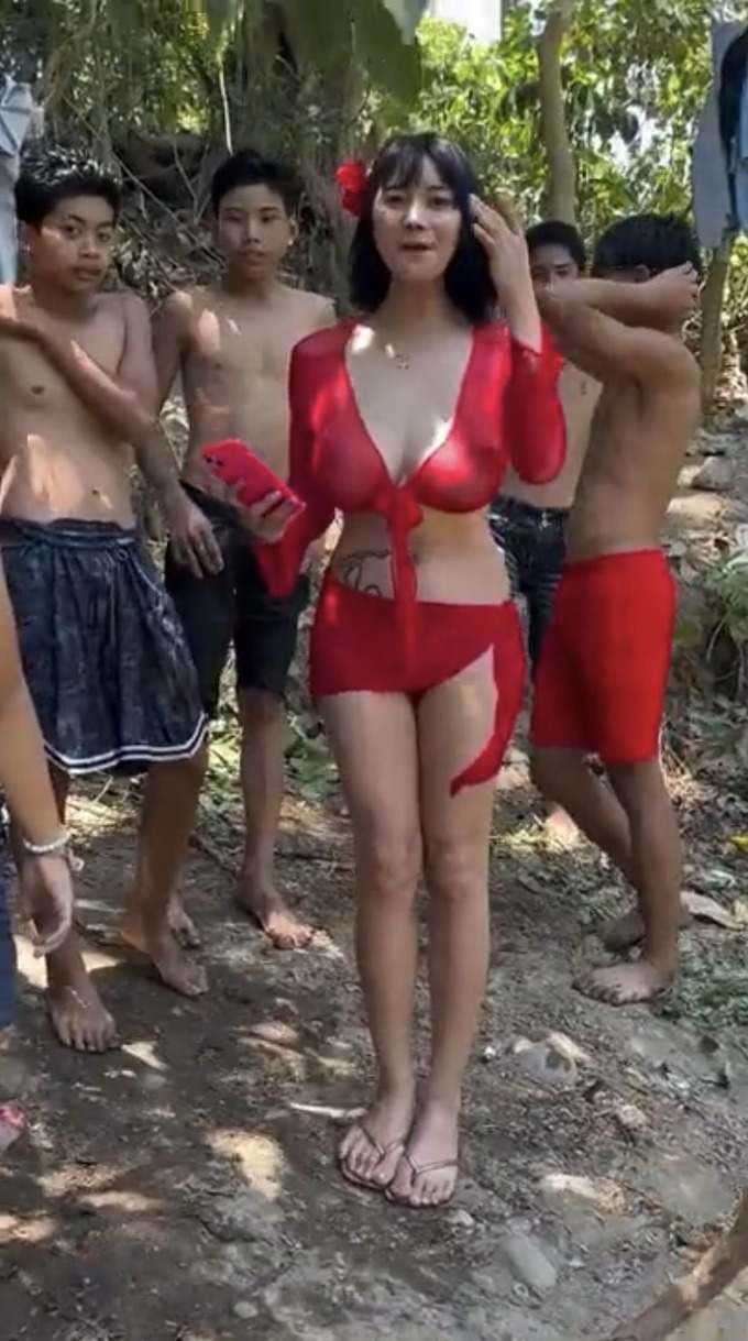 【動画】フィリピンの村に突如現れたドスケベお姉さん、村のガキ共を興奮させる