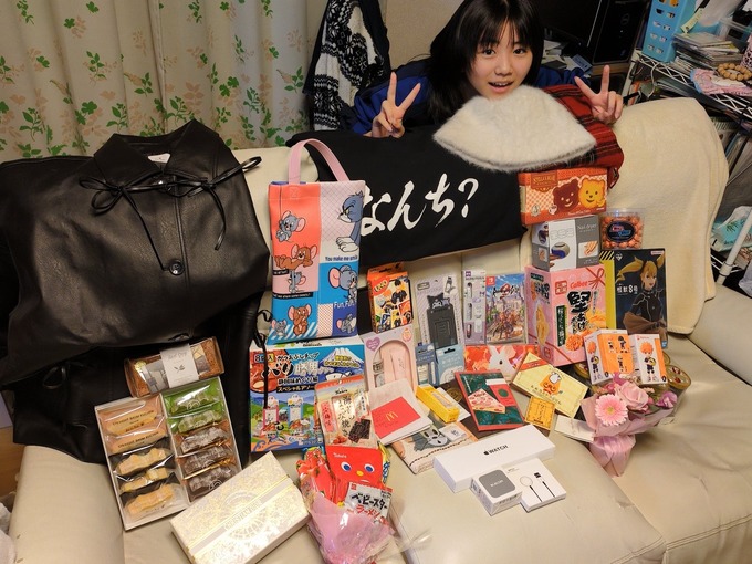 14歳アイドルがファンから貰った誕生日プレゼントにとんでもない物が紛れ込んでると話題に