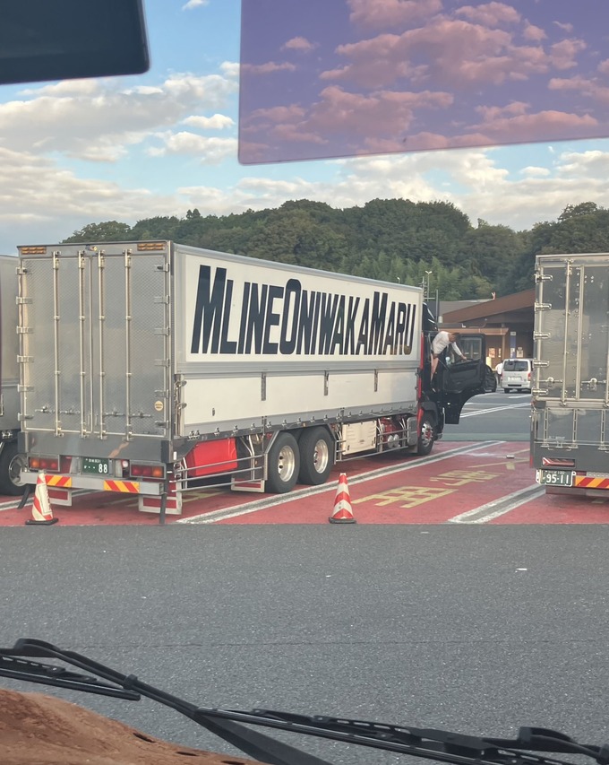 【悲報】大型トラックの運転席から盛大にションベンしてた運転手、晒される