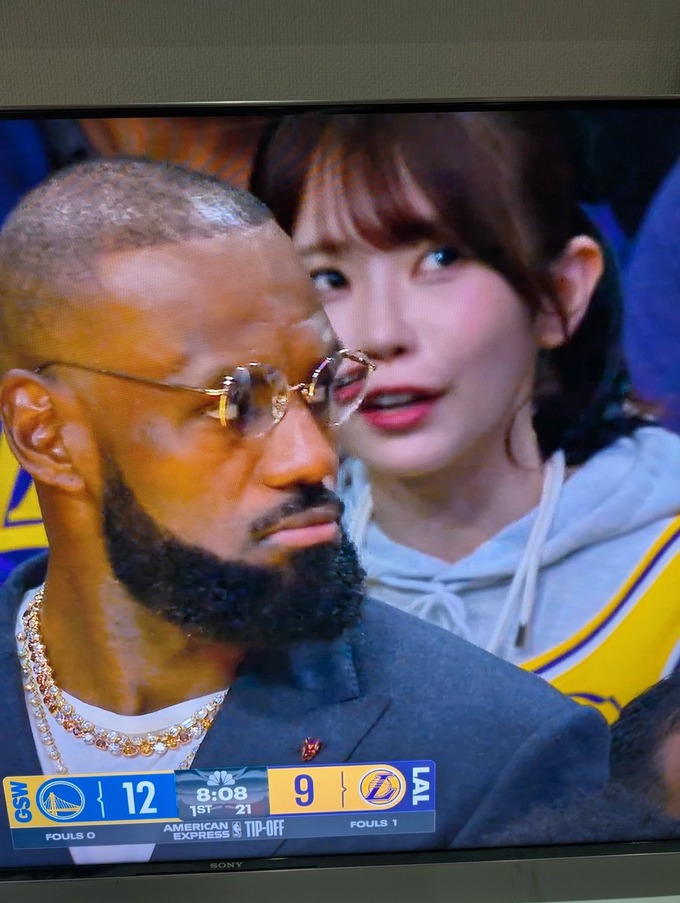 【朗報】NBAの中継に日本の人気セクシー女優が映り込む