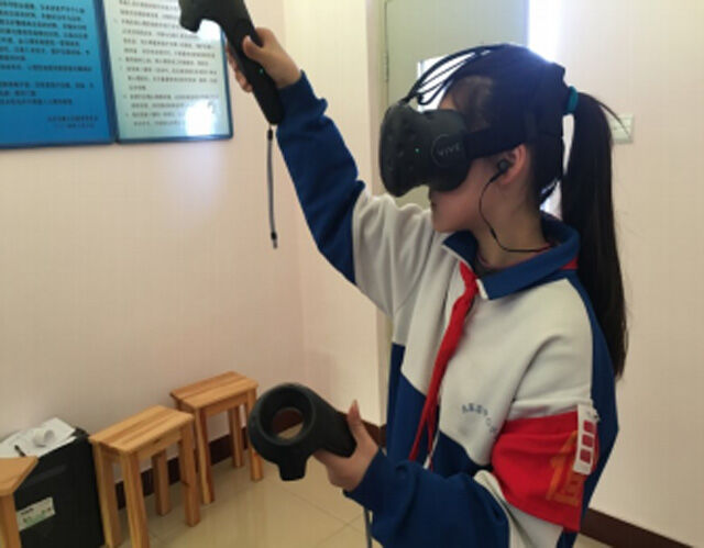 【動画】VRでエッチな事をしていた美少女、盗撮されてしまう