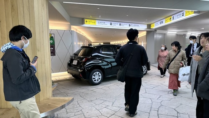 【画像】JR藤沢駅の地下街に70代女性の運転する乗用車が侵入！！