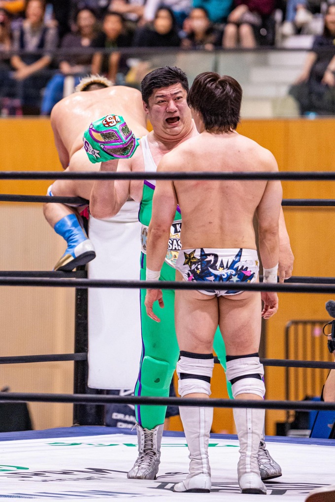 【悲報】ケツ丸出しでトップロープに登る変態プロレスラー現る