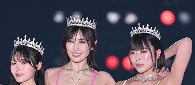 【朗報】熊田曜子(43)、 カリッカリに仕上げたビキニ姿でランウェイ