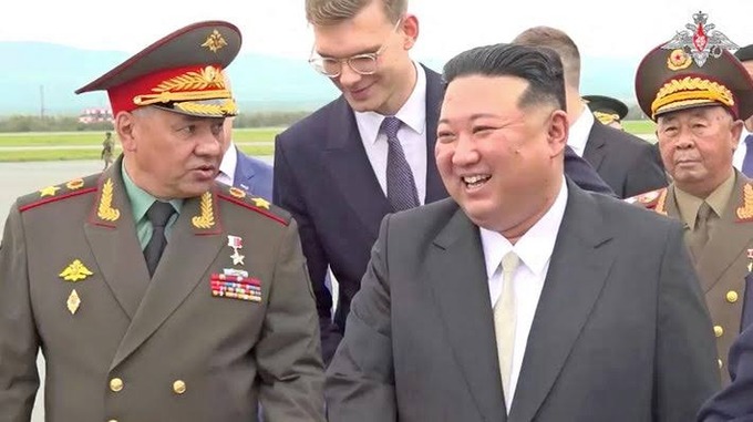 【悲報】金正恩さん、剃りこみがエスカレートしすぎて昭和のヤンキーみたいになる