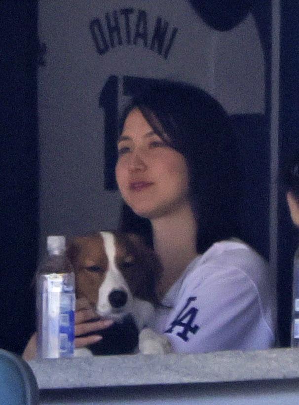 【朗報】デコピンさん、真美子に抱きしめられながらVIPルームで野球観戦