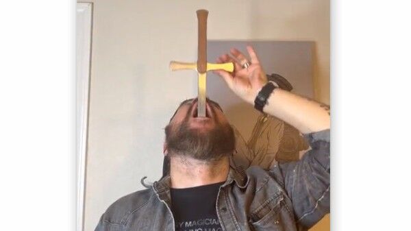 【動画】マジシャンの「長い剣を飲み込むマジック」、事前に鞘を飲み込んでおいてそこに収めてるだけだった