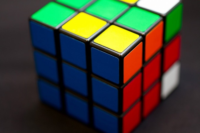 天才キッズが男女協力プレイでルービックキューブを完成させる動画がすごすぎる