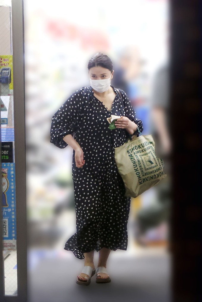 コンビニで酒を買って出てくる島崎和歌子さん(52)、めちゃくちゃ強そう