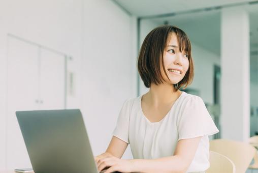 会社ワイ(27)「…ブゥゥゥゥゥゥゥゥ！！！(6秒間の屁)」女先輩(32)「もう！やめてよ！」