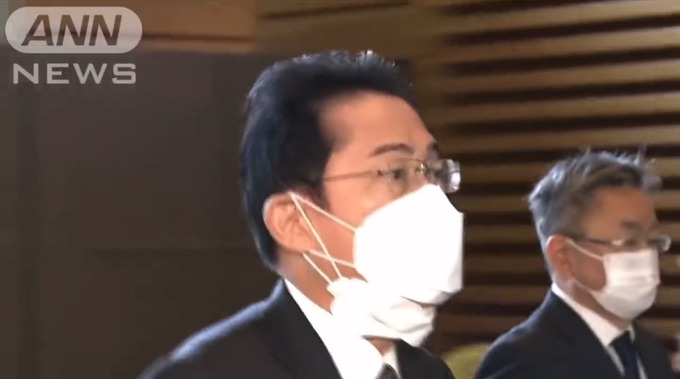 【悲報】岸田総理、ついに狂う　マスクを2つ装着して登場する