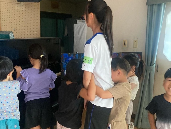 オスガキ、幼稚園に職業体験に来た女子高生に抱きつき執拗に匂いを嗅ぎまくる